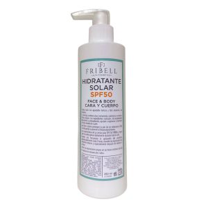 Fribell Hidratante Solar SPF50 para cara y cuerpo con aloe vera y té verde, botella de 250ml en un ambiente veraniego