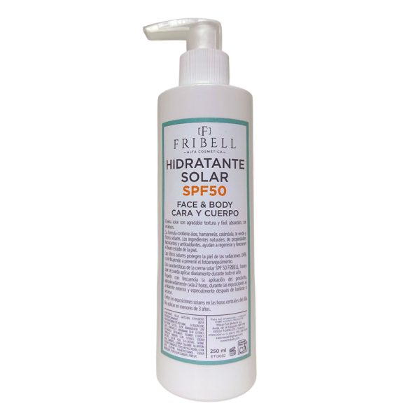 Fribell Hidratante Solar SPF50 para cara y cuerpo con aloe vera y té verde, botella de 250ml en un ambiente veraniego